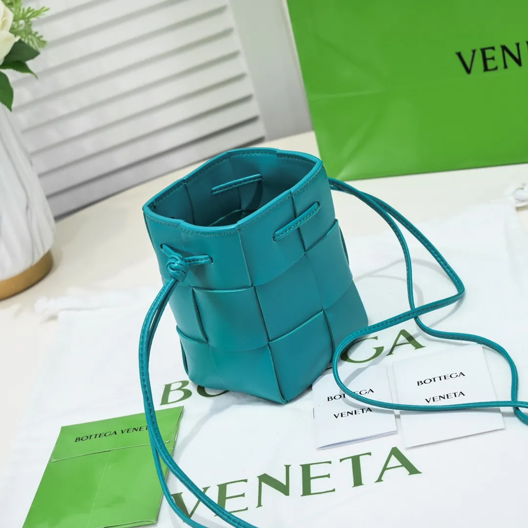 Small shining blue 🔻Bottega veneta* new woven small bucket bag latest series# The square bag shape is matched with classic woven elements, drawstring design, minimalism, and has a very large capacity. Every color is beautiful, it is simple and elegant but has a cool style. It can be used by both men and women, and the upper body is fashionable and classy! Style number: 6611# Large size: 14*9*9cm